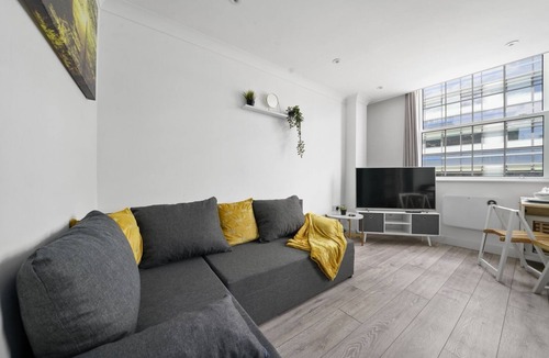 Bishopsgate Apartment | Studio Apartment Green