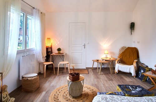 Moirans Apartment | Studio Apartment 'Home Just Be' with Wi-Fi & Garden