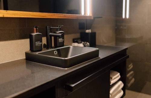 Newcastle Hotel | Studio Apartment in CBD