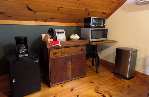 Keene Apartment | Studio Apartment in Heart of High Peaks - Perfect Basecamp for Hikers!