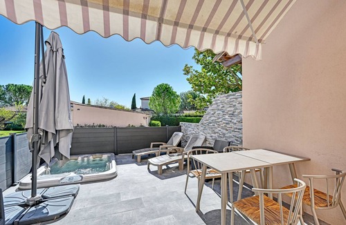 Villetelle Apartment | Studio Apartment "Jacuzzi Privatif, Piscine Chauffée" with Shared Heated Pool & Wi-Fi