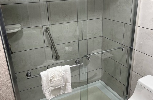 Greenacres Apartment | Studio Apartment - King Bed