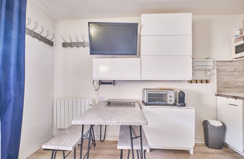 Venosc Apartment | Studio Apartment 'Les 2 Alpes' with Mountain View & Balcony