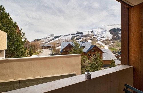 Venosc Apartment | Studio Apartment 'Les 2 Alpes' with Mountain View & Balcony
