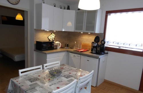 La Joue du Loup Apartment | Studio Apartment 'La Joue Du Loup' with Mountain View, Shared Pool and Shared Garden