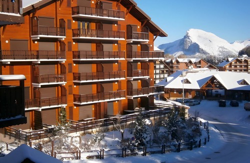 La Joue du Loup Apartment | Studio Apartment 'La Joue Du Loup' with Mountain View, Shared Pool and Shared Garden