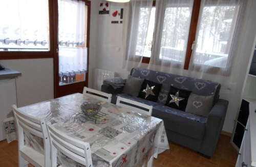 La Joue du Loup Apartment | Studio Apartment 'La Joue Du Loup' with Mountain View, Shared Pool and Shared Garden