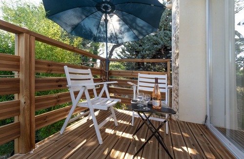 Salazac Apartment | Studio Apartment 'Le Chant Des Tongs' Surrounded by Nature with Wi-Fi and Air Conditioning