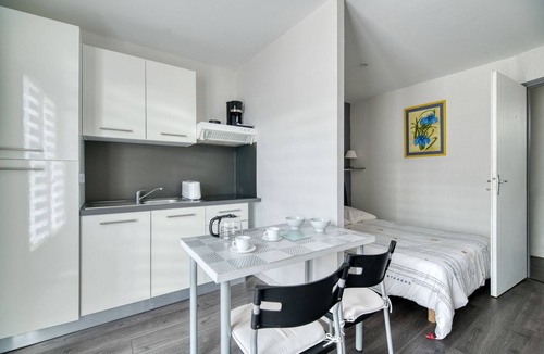 Lherm Apartment | Studio Apartment 'Le Laurier' with Private Terrace, Shared Garden and Wi-Fi