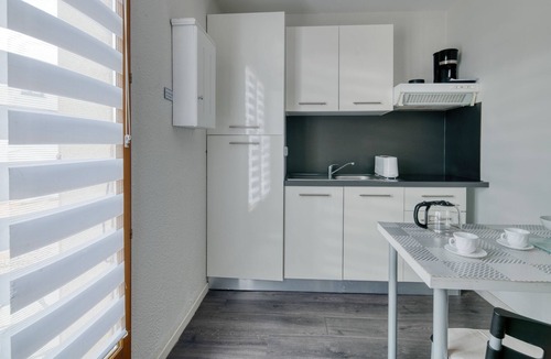 Lherm Apartment | Studio Apartment 'Le Laurier' with Private Terrace, Shared Garden and Wi-Fi