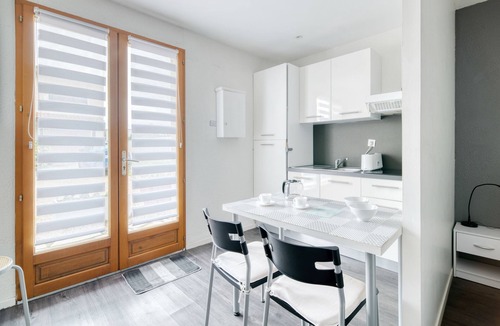 Lherm Apartment | Studio Apartment 'Le Laurier' with Private Terrace, Shared Garden and Wi-Fi