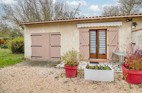 Lherm Apartment | Studio Apartment 'Le Laurier' with Private Terrace, Shared Garden and Wi-Fi