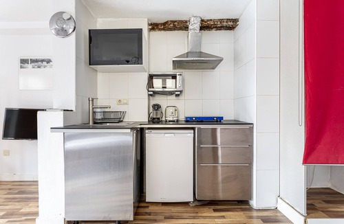 Barrio del Carmen Apartment | Studio Apartment 'Loft 3er Piso' with Shared Terrace, Wi-Fi and Air Conditioning
