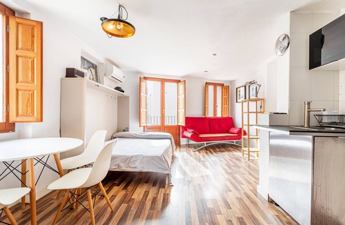 Barrio del Carmen Apartment | Studio Apartment 'Loft 3er Piso' with Shared Terrace, Wi-Fi and Air Conditioning