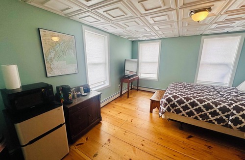 West Bayside Apartment | Studio Apartment near downtown Walkable!