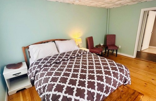 West Bayside Apartment | Studio Apartment near downtown Walkable!