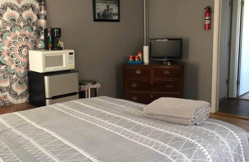 West Bayside Apartment | Studio Apartment near downtown Walkable!