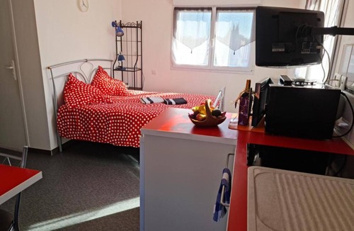 Roques Apartment | Studio Apartment 'Redhouse - Solarium' with Shared Pool, Wi-Fi and Air Conditioning