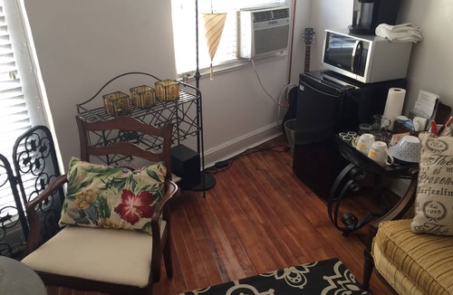 Burns Square Apartment | Studio Apartment, Safe & Walkable area, Pet Friendly