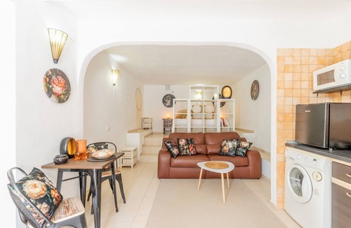 Pinar del Advocat Apartment | Studio Apartment 'Sillero Dos' with Shared Pool, Wi-Fi and Air Conditioning