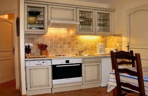 Villecroze Apartment | Studio Apartment (Sleeps 2)