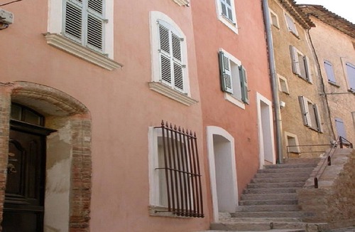 Villecroze Apartment | Studio Apartment (Sleeps 2)