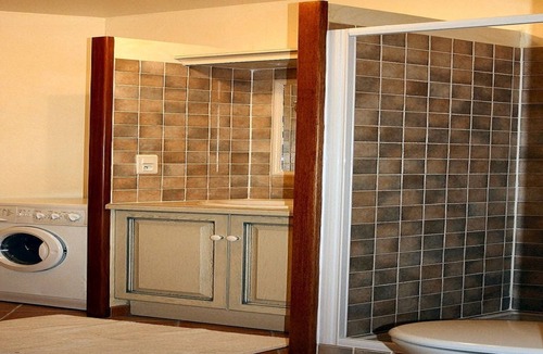 Villecroze Apartment | Studio Apartment (Sleeps 2)