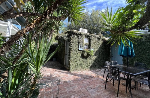 Faubourg Delachaise Apartment | Studio Apartment Upper Garden District 2 blocks from Magazine Street.