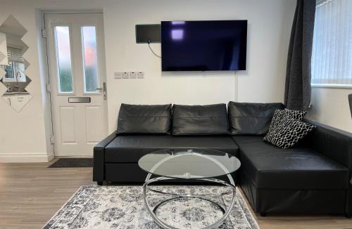 Broadheath Apartment | Studio appt - Sleeps 2 - Free Parking - 5min-Metro