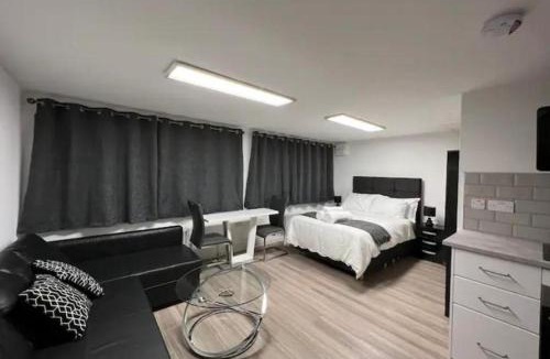 Broadheath Apartment | Studio appt - Sleeps 2 - Free Parking - 5min-Metro