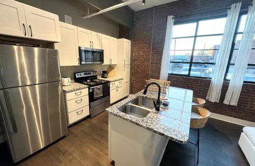 Cape Girardeau Apartment | Studio Apt King Bed Full Kitchen By KeenStays
