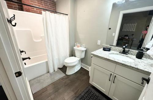 Cape Girardeau Apartment | Studio Apt King Bed Full Kitchen By KeenStays