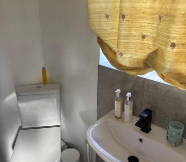 West Twickenham Apartment | Studio apt with private parking