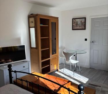 West Twickenham Apartment | Studio apt with private parking