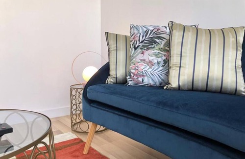 Rive Droite Apartment | Studio Armorique - commerces