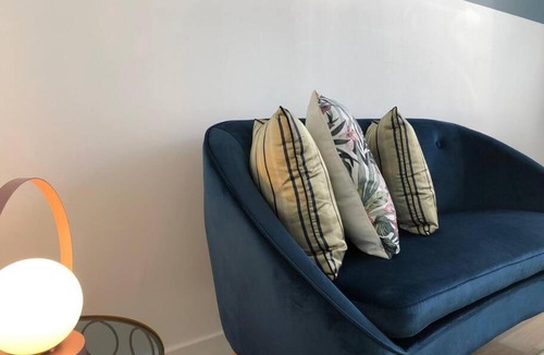 Rive Droite Apartment | Studio Armorique - commerces