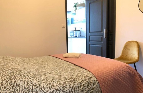 Rive Droite Apartment | Studio Armorique - commerces