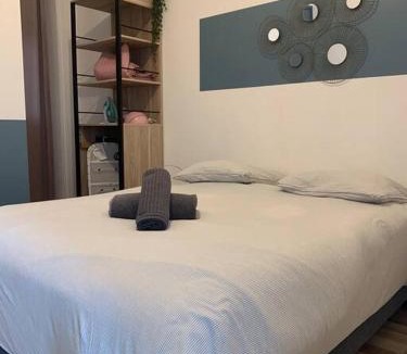 Rive Droite Apartment | Studio Armorique - commerces