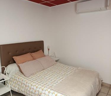 Florentin-la-Capelle Apartment | Studio au bord de la Rivière