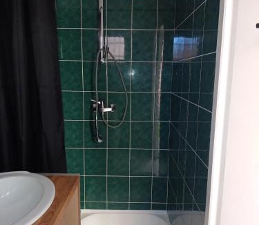 Clarensac Apartment | Studio au calme avec piscine