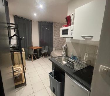 Calais Apartment | Studio au coin d’la rue