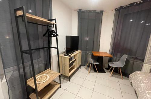 Calais Apartment | Studio au coin d’la rue