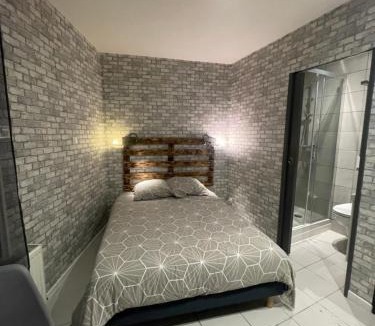 Calais Apartment | Studio au coin d’la rue