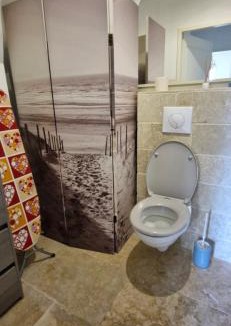 Lezignan-la-Cebe Apartment | Studio aux Roches Fleuries