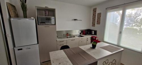 Lezignan-la-Cebe Apartment | Studio aux Roches Fleuries