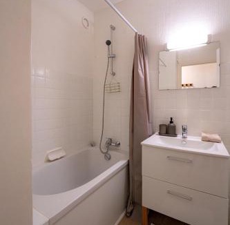 Chambery Apartment | Studio avec balcon, centre-ville et ascenseur