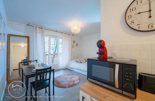 Chambery Apartment | Studio avec balcon, centre-ville et ascenseur