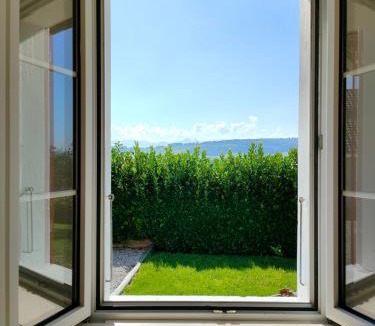 Noreaz Apartment | Studio avec bureau