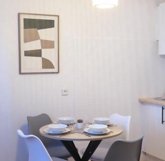 8th Arrondissement Apartment | Studio avec parking privé à 8 min du tram