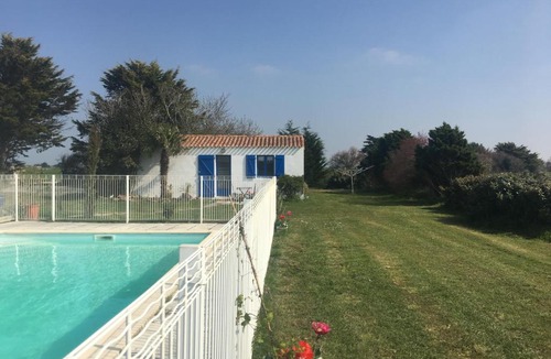 Beauvoir-sur-Mer Bed & Breakfast | Studio avec piscine